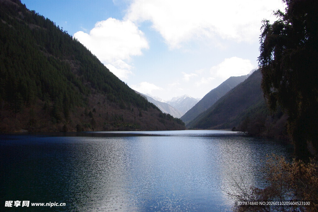 宁静山水湖景风光图