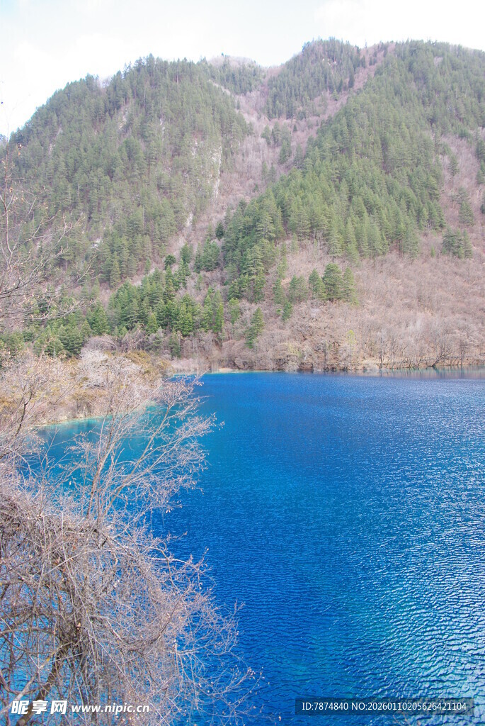 蓝色湖泊与远山美景