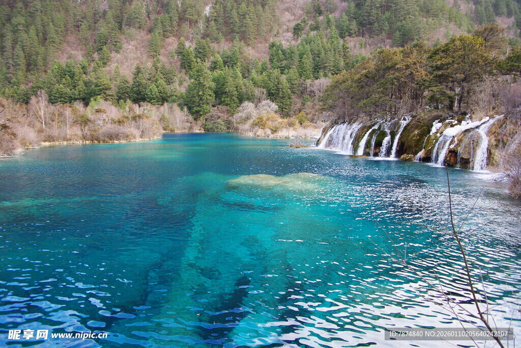 蓝绿色清澈湖水与瀑布景观