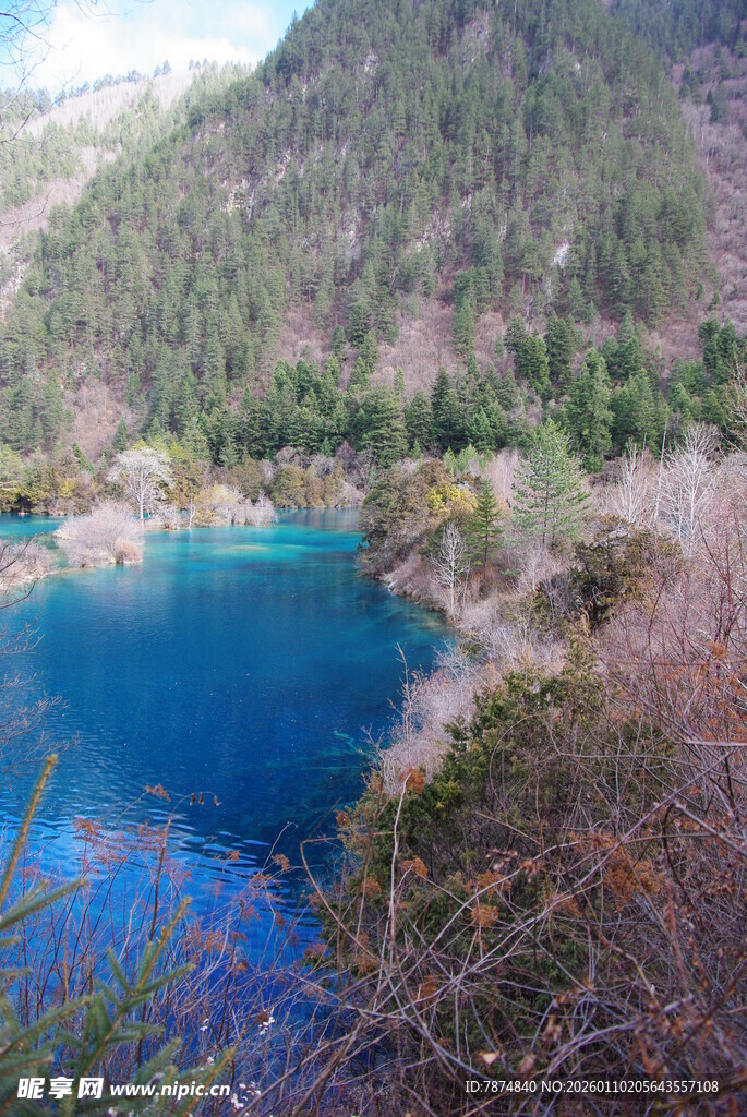 山间蓝湖美景