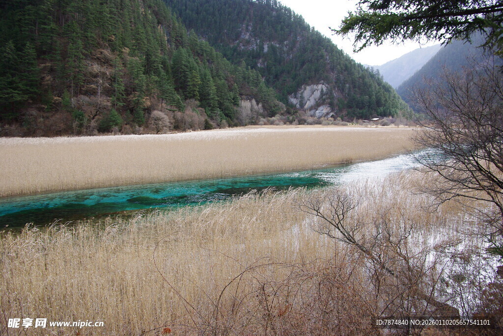山间河畔的自然景致