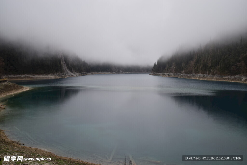 雾中静谧湖泊美景