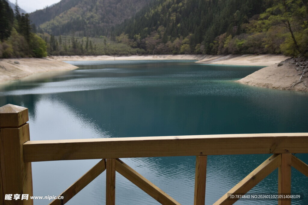 湖畔木栏观景