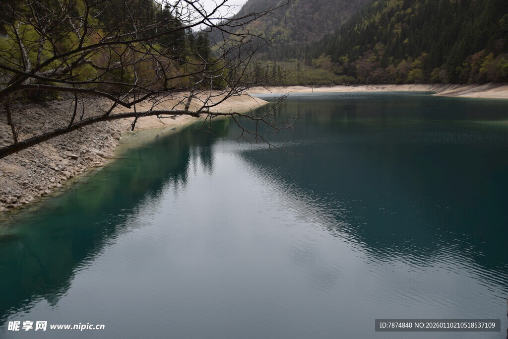 静谧幽蓝的山间湖泊