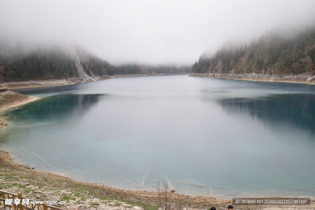 静谧蓝湖 云雾环绕之景