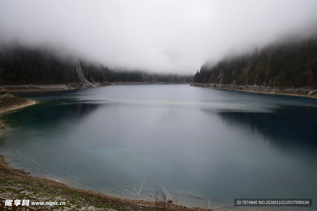宁静湖泊的自然美景