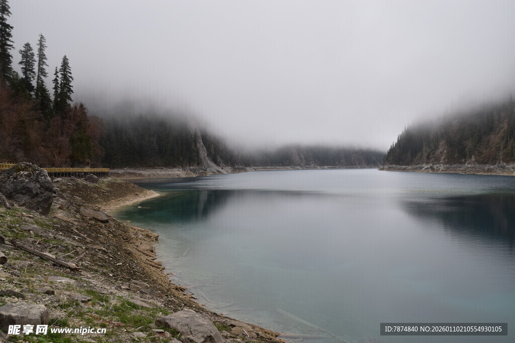 雾霭中的静谧湖泊风光
