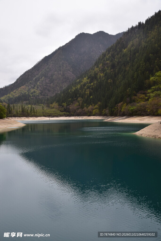 山间幽蓝湖泊美景
