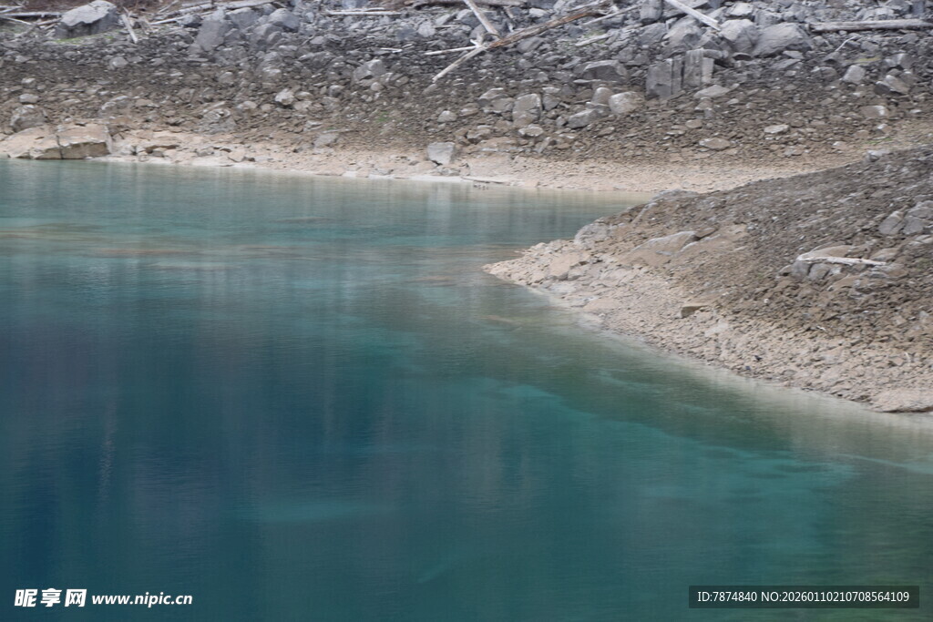 清澈蓝湖与岸边景致