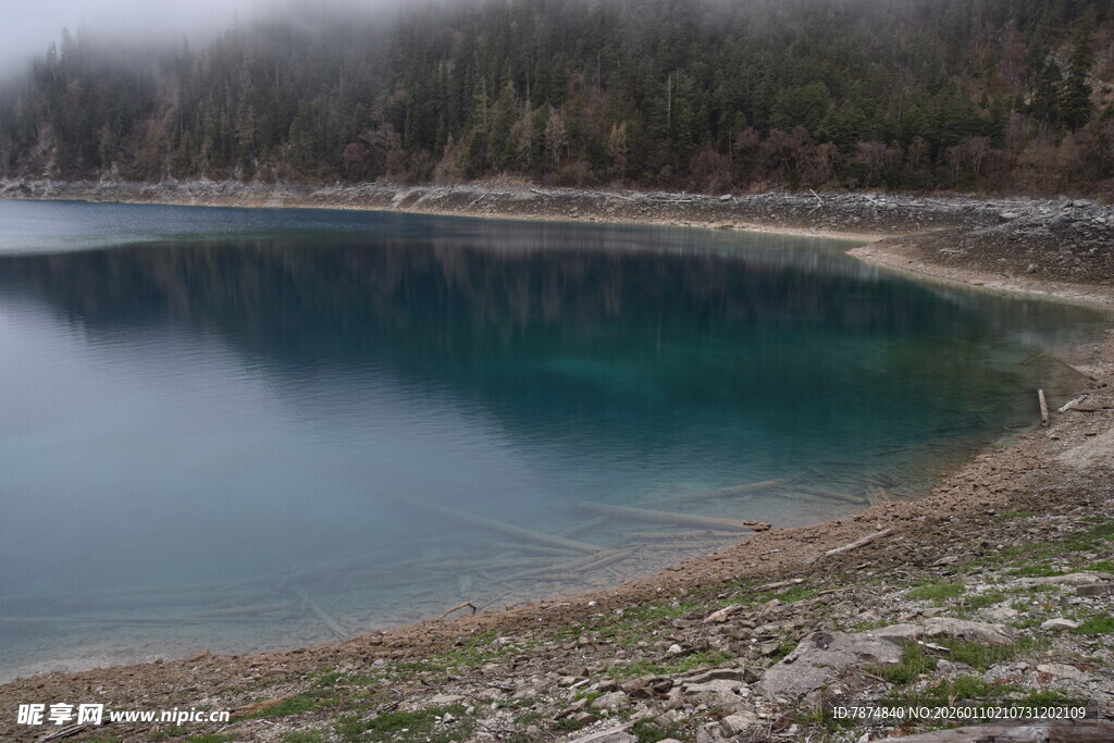 宁静蓝湖岸边景致