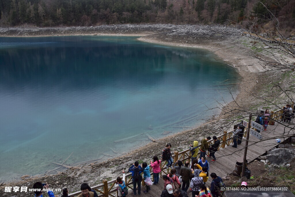 湖畔人群聚集赏景