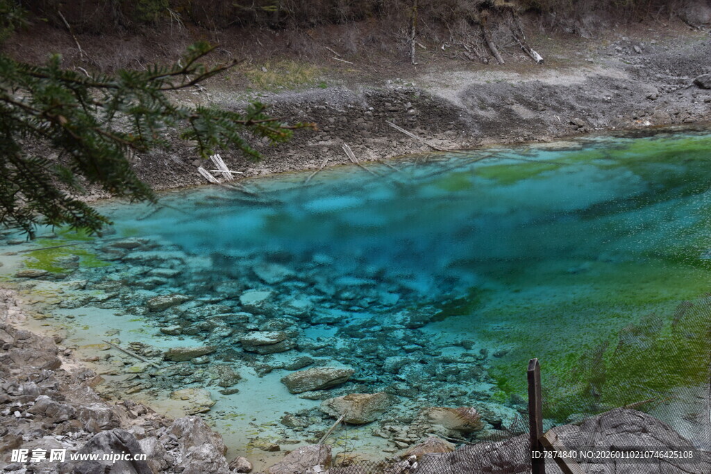 梦幻蓝绿色清澈自然湖泊