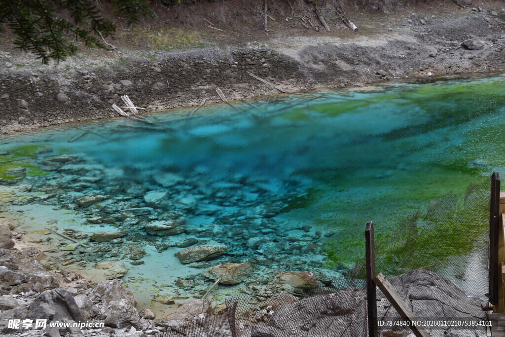 清澈蓝绿相间的山间水潭
