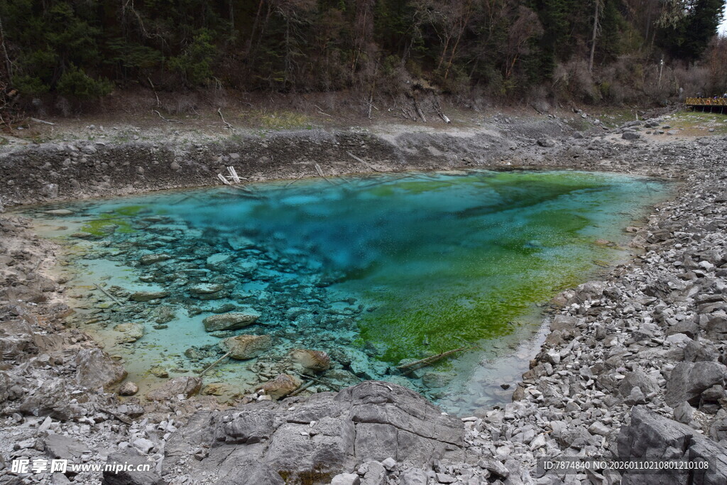 蓝绿相间的美丽自然水池