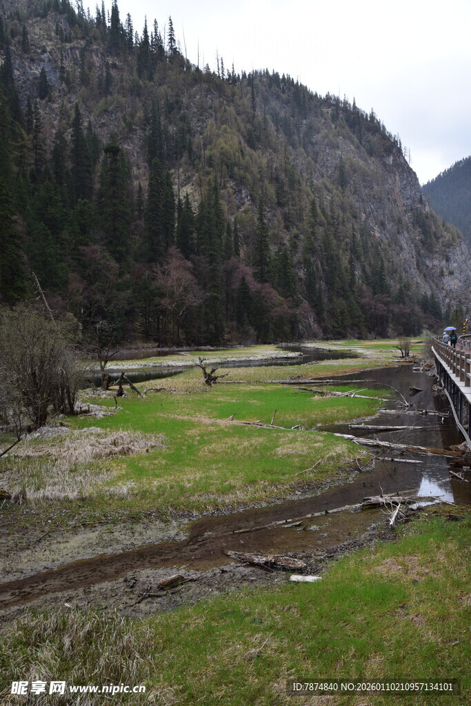 山间开阔草地与铁道景观