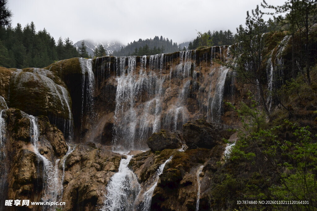 山间瀑布美景图