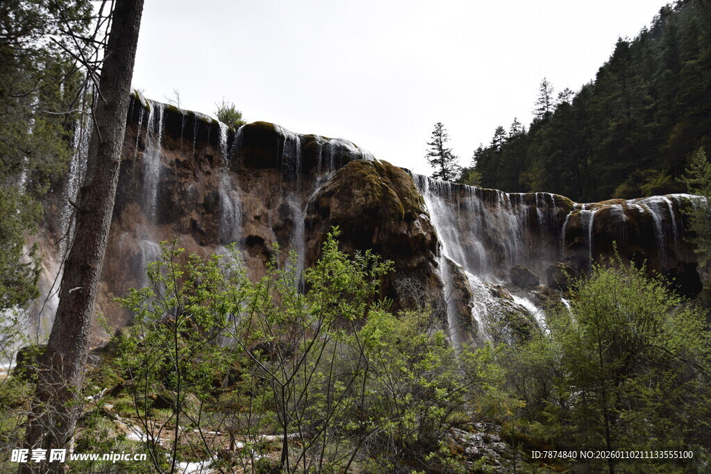 山间瀑布 绿意环绕之景