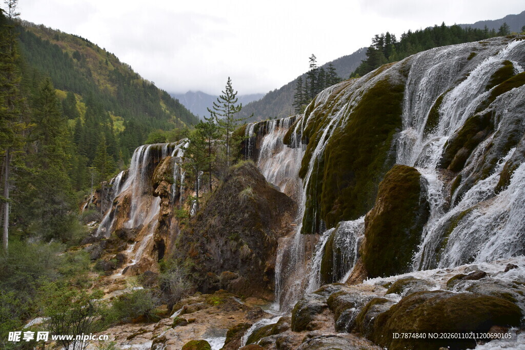 山间瀑布自然美景