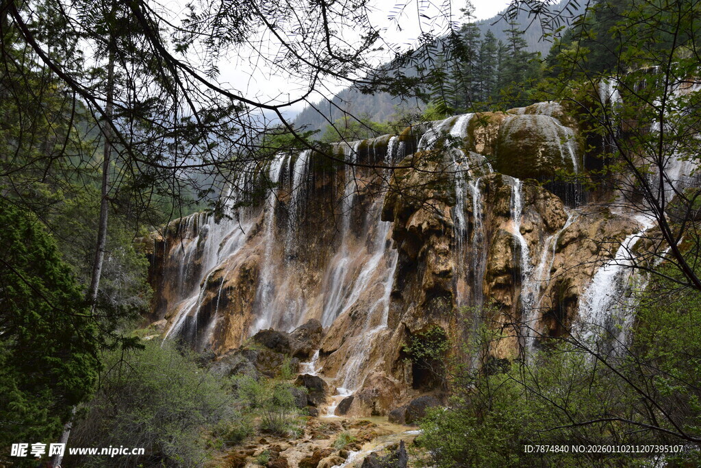 山间壮丽瀑布景观