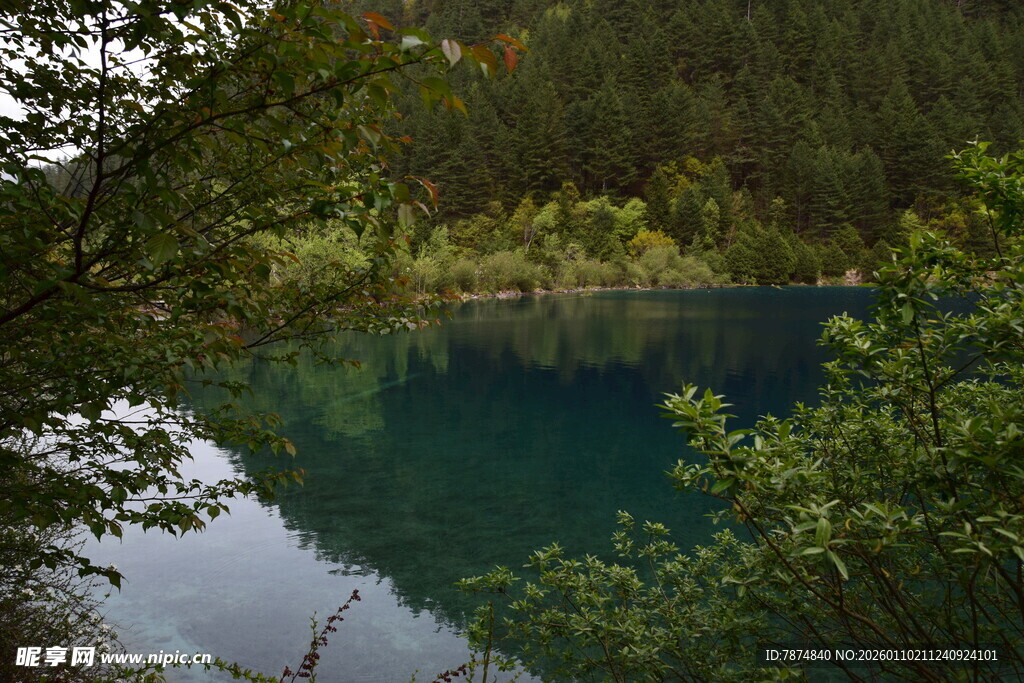 山间幽蓝湖水风景