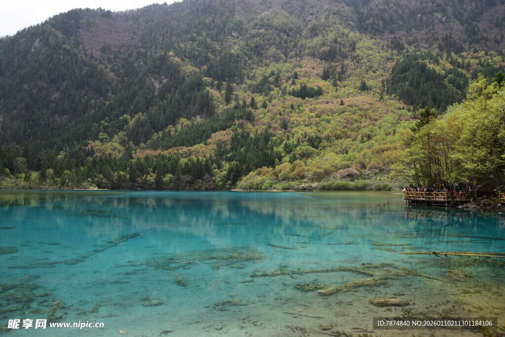 梦幻蓝湖 青山环绕之景