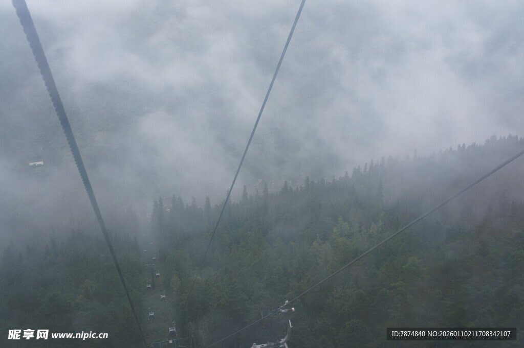 云雾缭绕的山林缆车景象