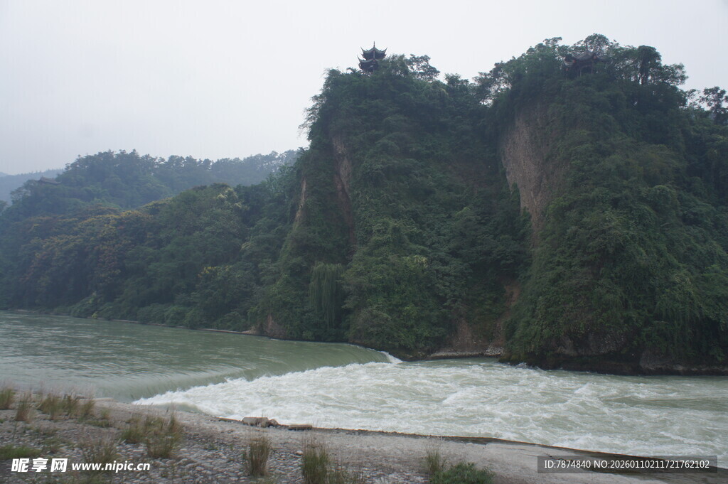 山间湍急河流与葱郁峭壁