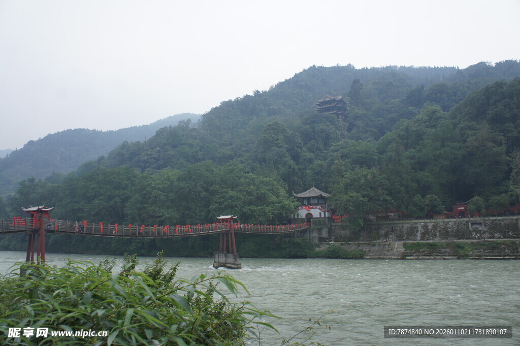 江边古桥与青山景色