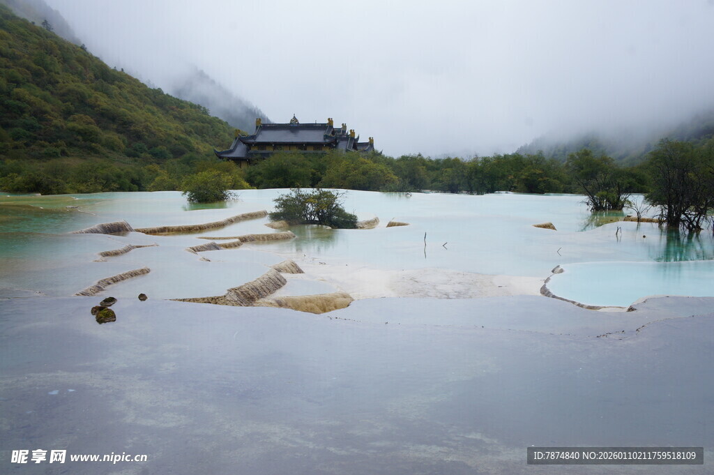 山间碧湖 云雾缭绕美景