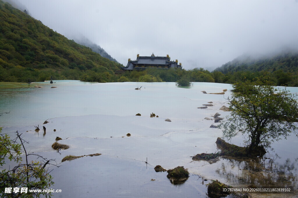 湖畔古建 云雾缭绕之景