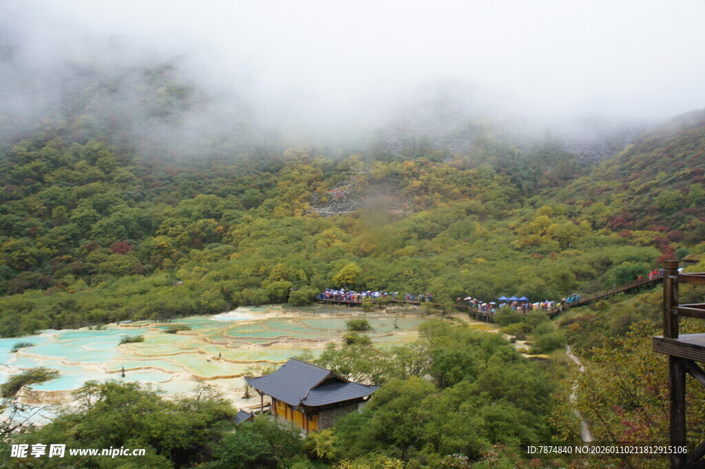 山间云雾缭绕的静谧景致