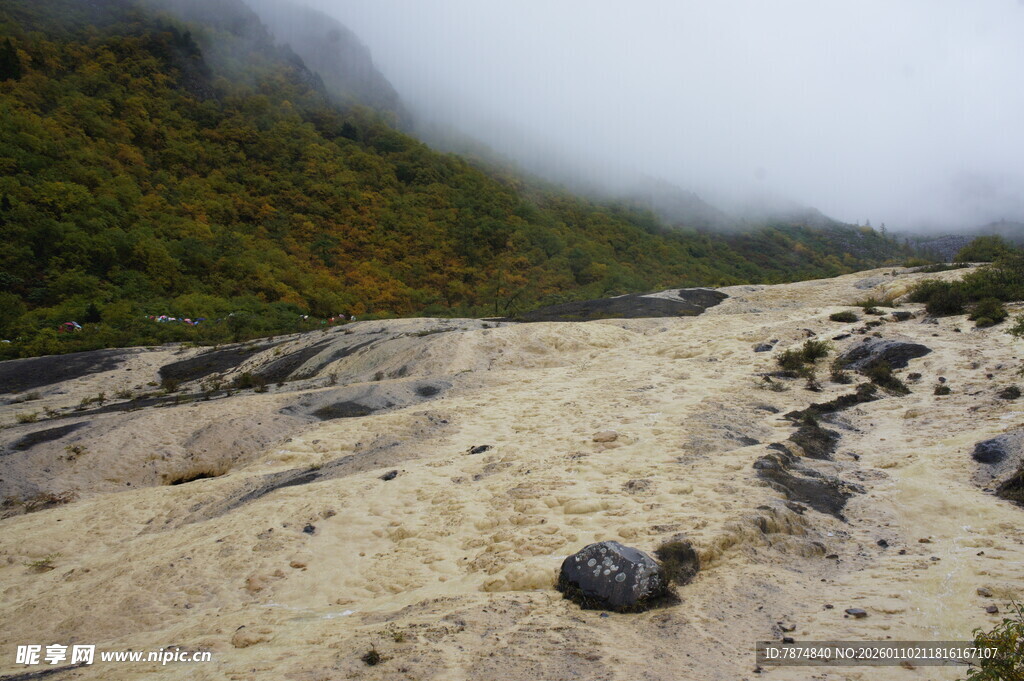 山间云雾缭绕的泥泞河谷