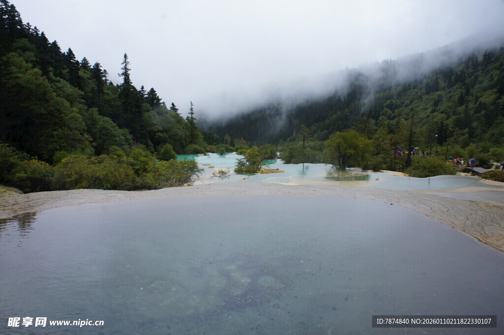 云雾缭绕的山间静谧湖泊