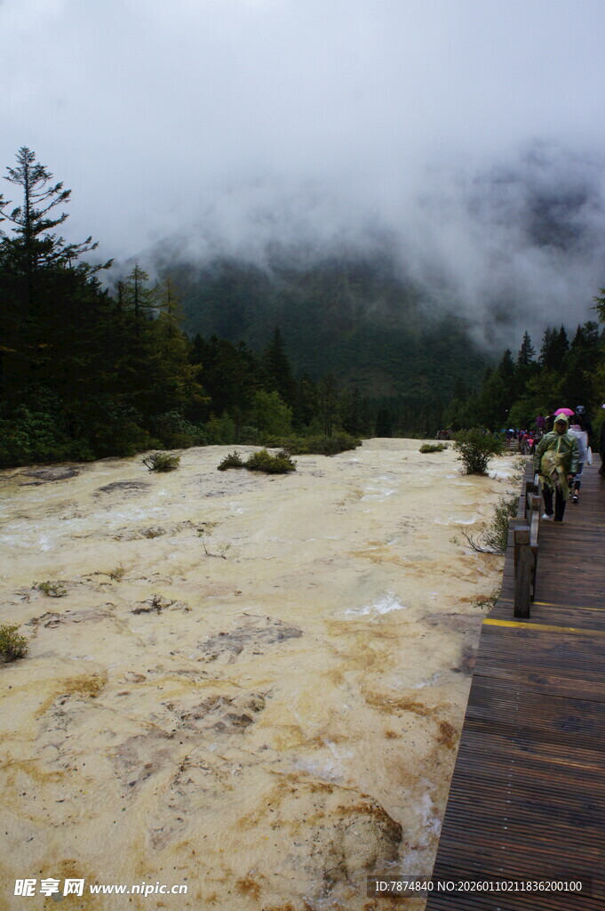 栈道上的湍急黄色河流景观