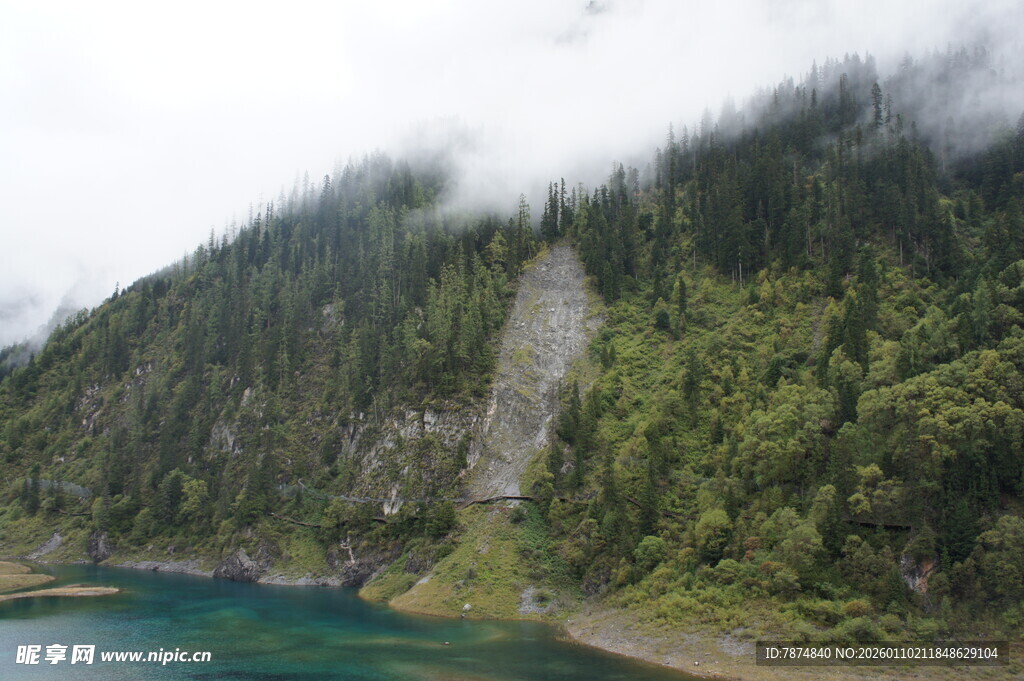 山间翠谷中的幽蓝湖水