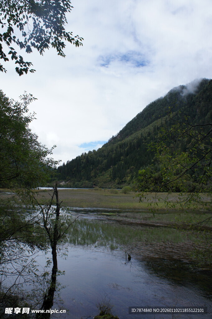 山间宁静湖水美景