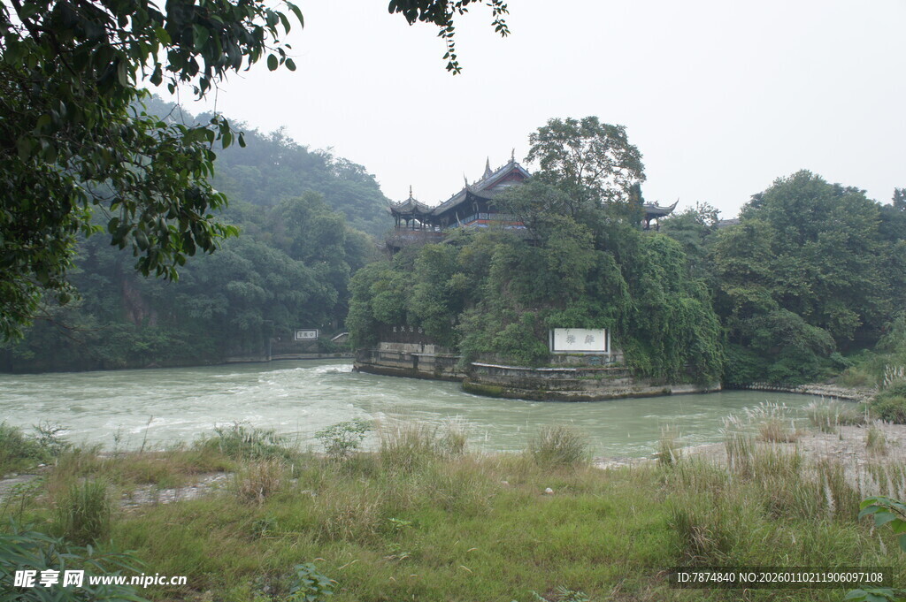 河畔绿树环绕的静谧小屋