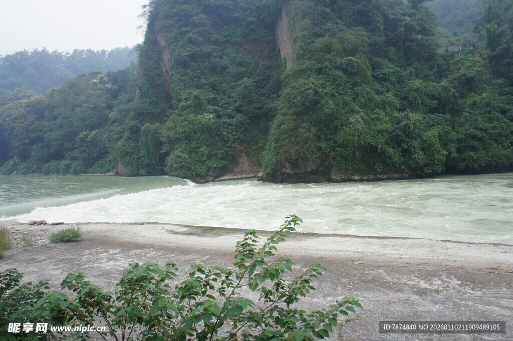 山间湍急河流与葱郁植被