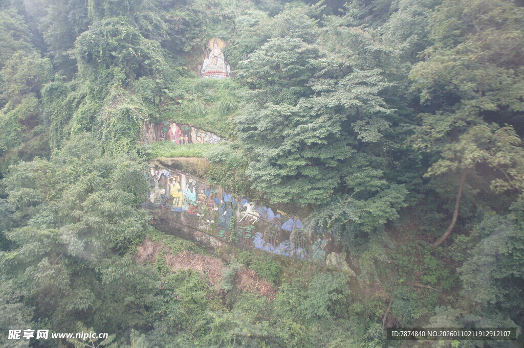 山林中的隐秘彩色建筑