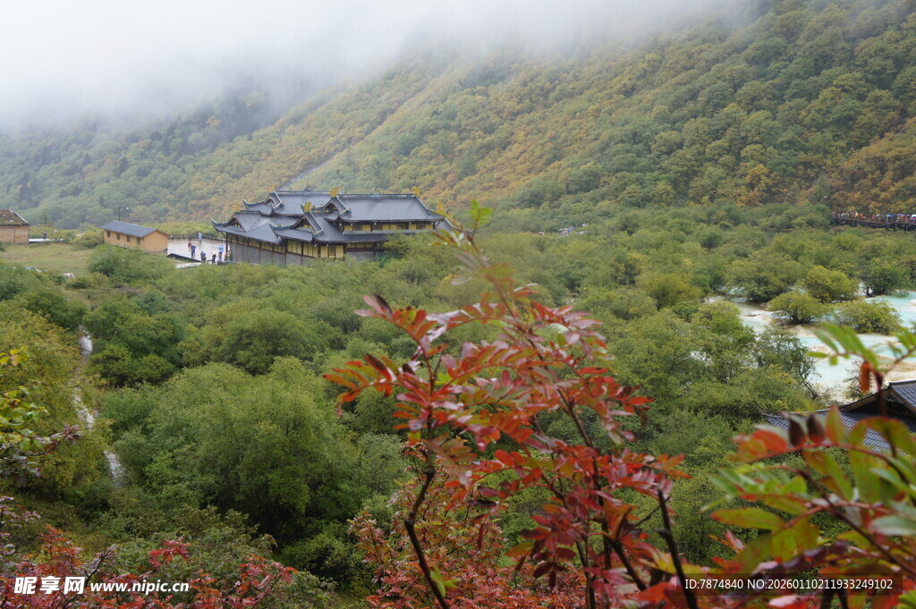 山间云雾中的静谧村落