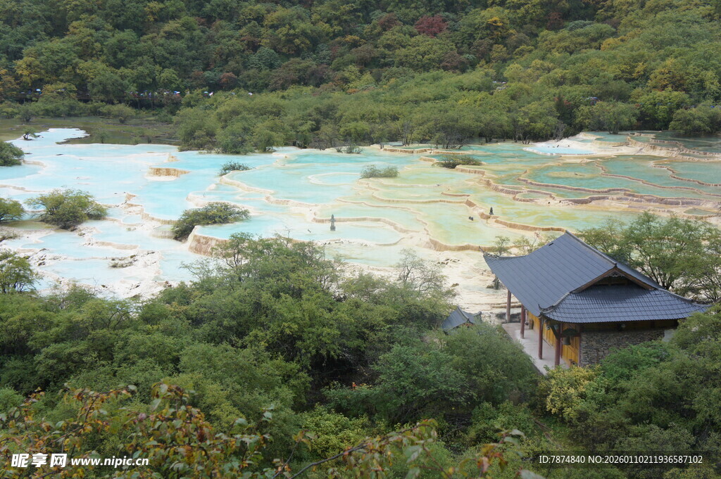 山间多彩池畔的古朴小屋