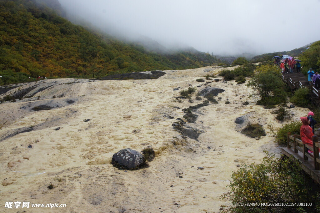 山间湍急河流边的观景者
