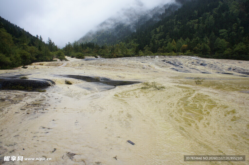 山间泥泞河谷景观