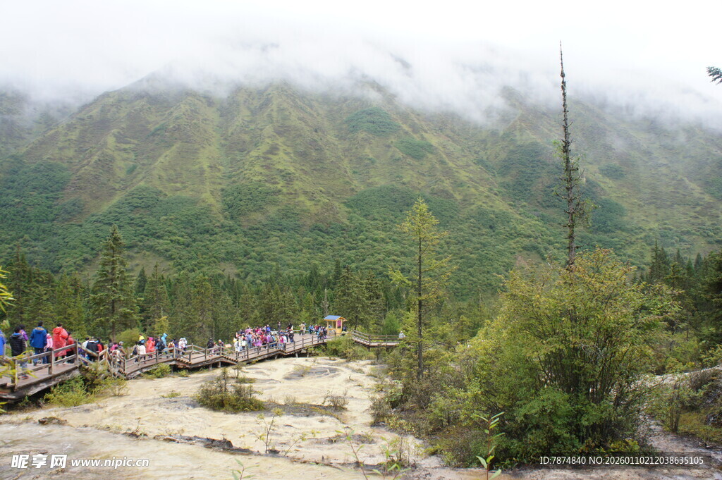 山间栈道上的游客队伍