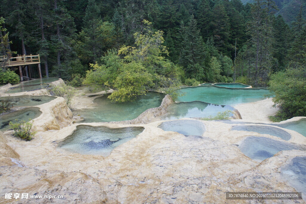梦幻五彩钙化池景观