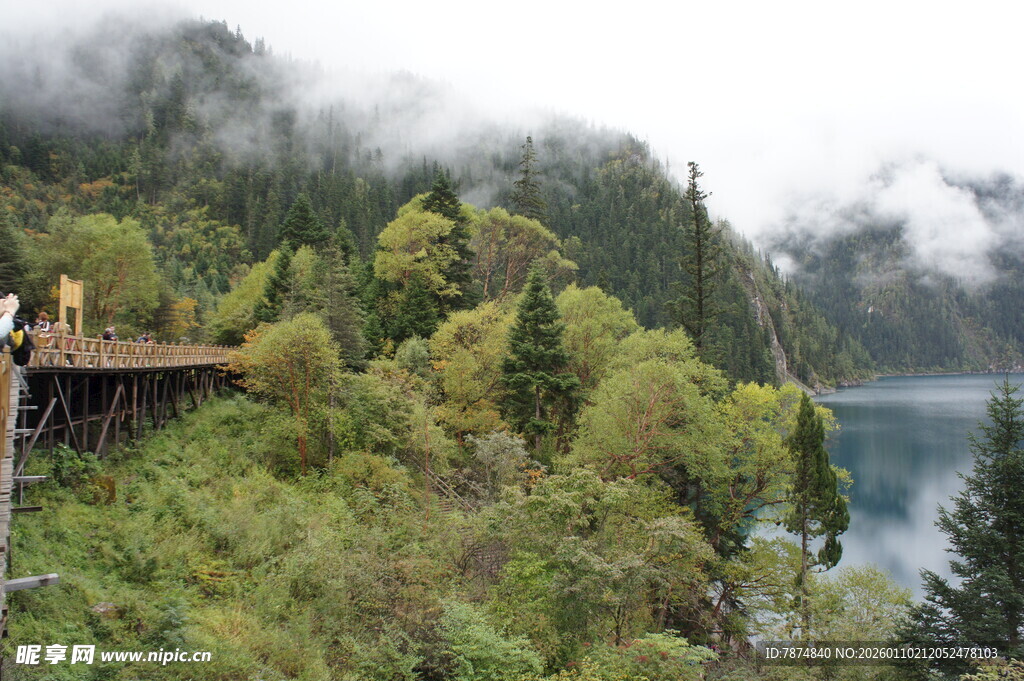 山间栈道旁的湖景风光