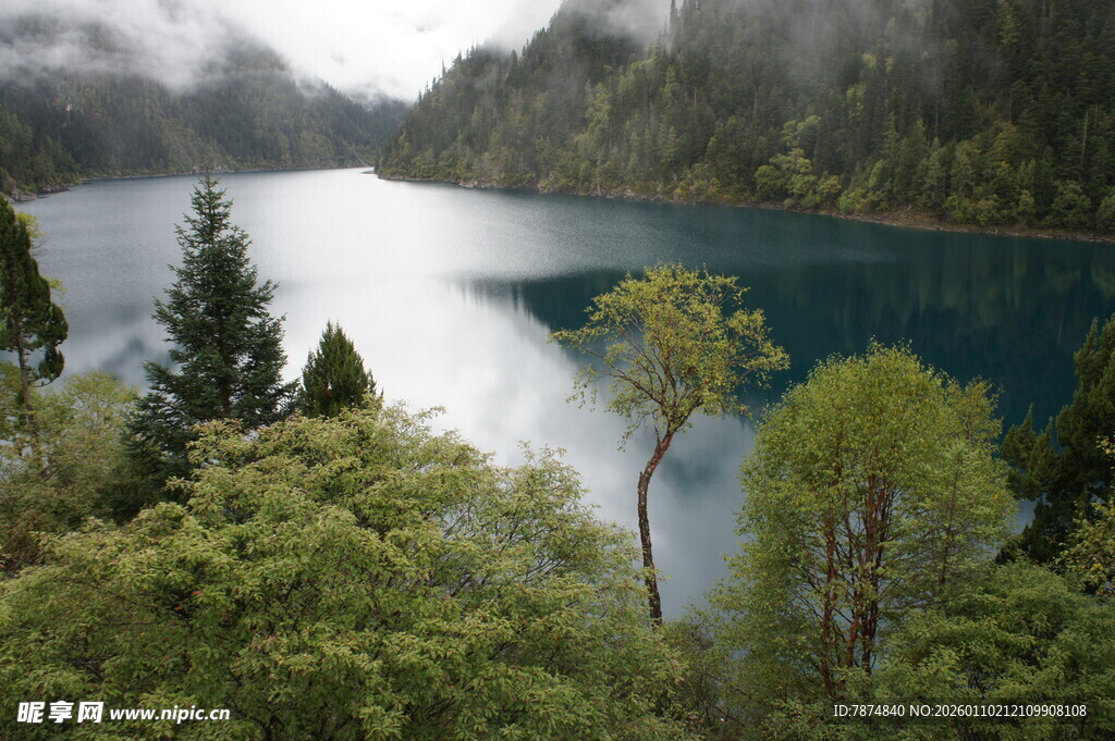 九寨沟秀丽湖景风光