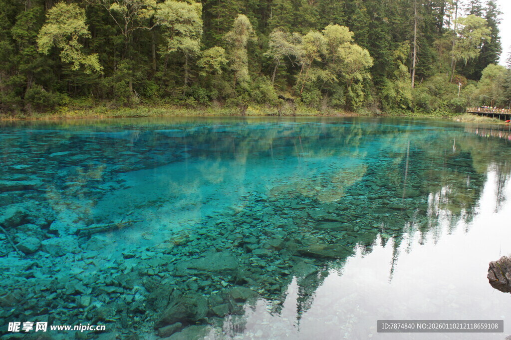 清澈碧蓝的山间静谧湖水