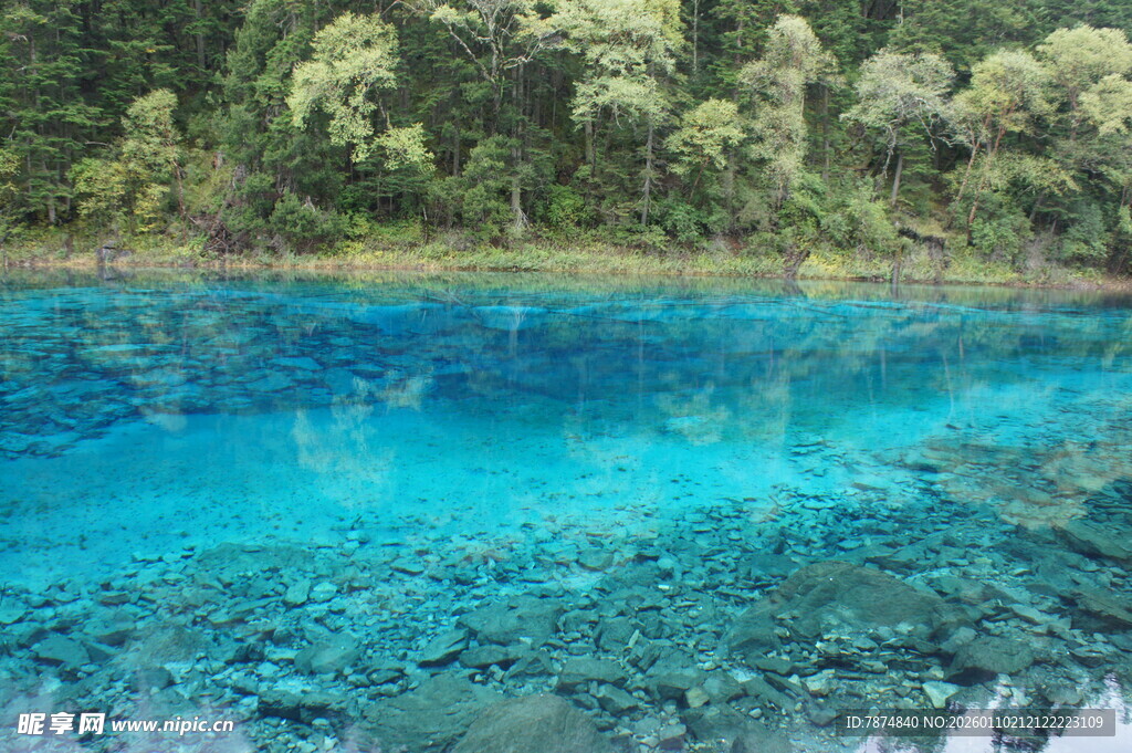 梦幻蓝湖 森林环绕之景