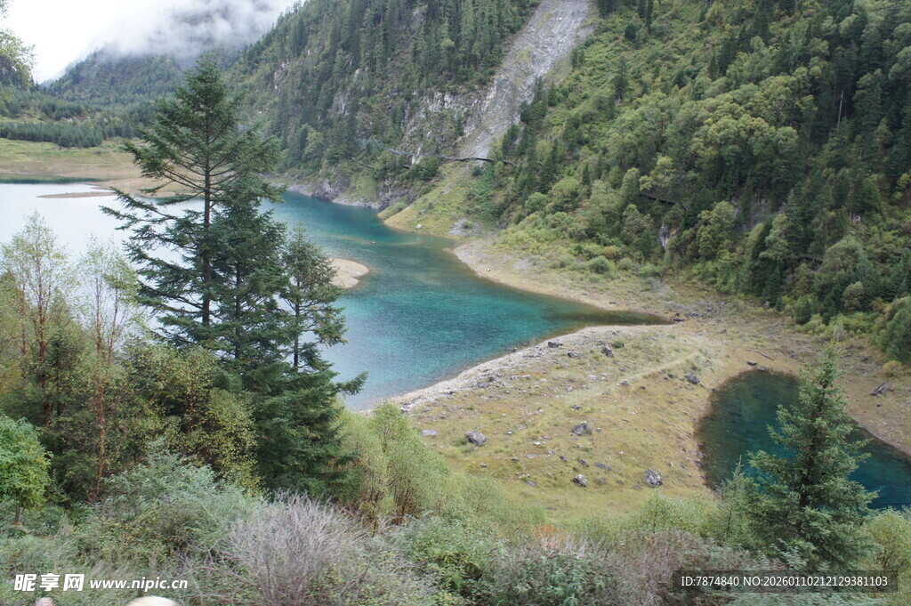 山间幽蓝湖泊自然美景